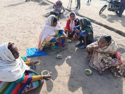 Good Samaritans offer 'langar' to people at Delhi's Burari ground | Good Samaritans offer 'langar' to people at Delhi's Burari ground