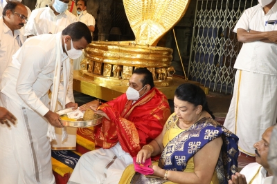Sri Lankan PM, wife offer prayers at Tirumala temple | Sri Lankan PM, wife offer prayers at Tirumala temple