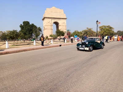 People flouting Covid norms at India Gate lawns fined | People flouting Covid norms at India Gate lawns fined