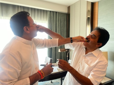 How Rahul's confidante Surjewala delivered K'taka to Cong by bringing Siddaramaih, Shivakumar together | How Rahul's confidante Surjewala delivered K'taka to Cong by bringing Siddaramaih, Shivakumar together