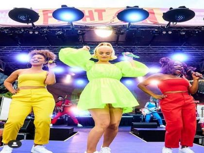 Katy Perry shows off baby bump at Australian Benefit Concert | Katy Perry shows off baby bump at Australian Benefit Concert Katy Perry shows off baby bump at Australian Benefit Concert | Katy Perry shows off baby bump at Australian Benefit Concert