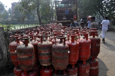 LPG cylinders explode during illegal refilling in Bengaluru, 3 injured | LPG cylinders explode during illegal refilling in Bengaluru, 3 injured LPG cylinders explode during illegal refilling in Bengaluru, 3 injured | LPG cylinders explode during illegal refilling in Bengaluru, 3 injured
