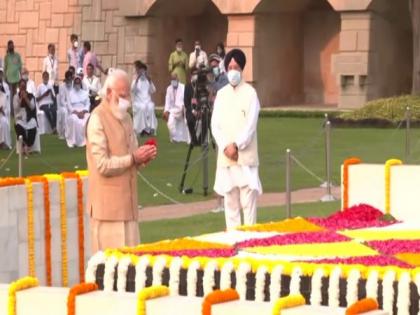 PM Modi pays floral tribute to Mahatma Gandhi at Raj Ghat | PM Modi pays floral tribute to Mahatma Gandhi at Raj Ghat