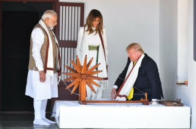 Trump wows mammoth audience at Motera coliseum | Trump wows mammoth audience at Motera coliseum Trump wows mammoth audience at Motera coliseum | Trump wows mammoth audience at Motera coliseum