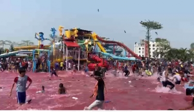 Youths hurl shoes and slippers at each other in Patna water park | Youths hurl shoes and slippers at each other in Patna water park