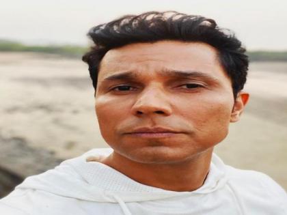 Randeep Hooda serves rations to flood-hit people in Haryana | Randeep Hooda serves rations to flood-hit people in Haryana Randeep Hooda serves rations to flood-hit people in Haryana | Randeep Hooda serves rations to flood-hit people in Haryana