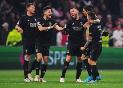 Ajax dominate but Benfica score to advance in Champions League | Ajax dominate but Benfica score to advance in Champions League