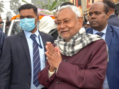 Nitish Kumar shown black flag by youth in Chapra | Nitish Kumar shown black flag by youth in Chapra