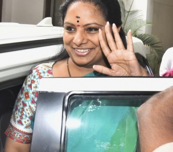 Kavitha returns to Hyderabad, meets father KCR | Kavitha returns to Hyderabad, meets father KCR
