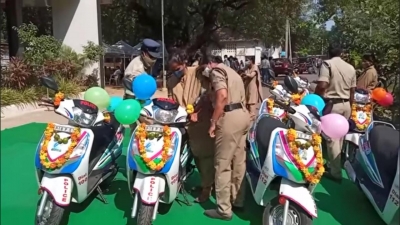 TDP leader alleges YSRCP colours adorning police vehicles | TDP leader alleges YSRCP colours adorning police vehicles