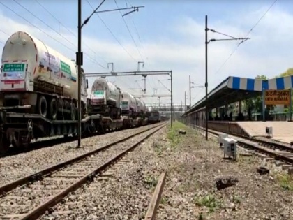Oxygen Express carrying 64.55 tonnes of oxygen leaves for Delhi from Raigarh: Indian Railways | Oxygen Express carrying 64.55 tonnes of oxygen leaves for Delhi from Raigarh: Indian Railways