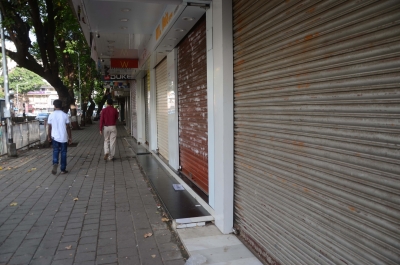 Mixed start to 'Bharat Bandh' in Maharashtra, situation peaceful | Mixed start to 'Bharat Bandh' in Maharashtra, situation peaceful Mixed start to 'Bharat Bandh' in Maharashtra, situation peaceful | Mixed start to 'Bharat Bandh' in Maharashtra, situation peaceful