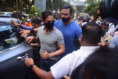 Ahead of HC bail plea, SRK meets Aryan in Arthur Road Jail | Ahead of HC bail plea, SRK meets Aryan in Arthur Road Jail