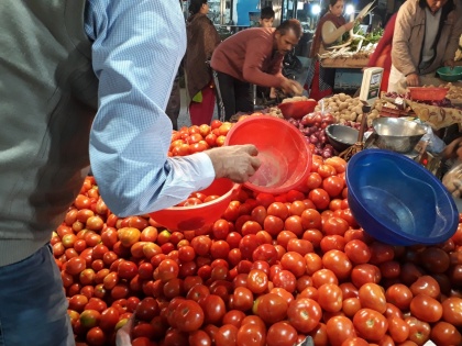 Amid rising prices, Centre to source tomatoes from Andhra, K'taka, Maha | Amid rising prices, Centre to source tomatoes from Andhra, K'taka, Maha