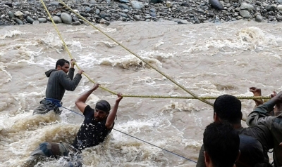 J&K Police rescues 14 persons trapped in flash flood | J&K Police rescues 14 persons trapped in flash flood J&K Police rescues 14 persons trapped in flash flood | J&K Police rescues 14 persons trapped in flash flood