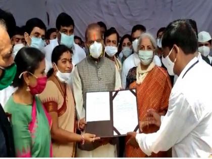 Nirmala Sitharaman participates in National Handloom Day celebration at Ponduru in Andhra | Nirmala Sitharaman participates in National Handloom Day celebration at Ponduru in Andhra