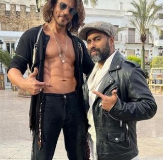 SRK was shy to show his abs in 'Jhoome Jo Pathaan', says choreographer | SRK was shy to show his abs in 'Jhoome Jo Pathaan', says choreographer SRK was shy to show his abs in 'Jhoome Jo Pathaan', says choreographer | SRK was shy to show his abs in 'Jhoome Jo Pathaan', says choreographer