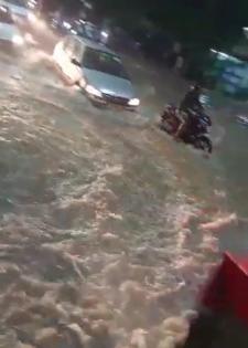Heavy rains batter Tirupati, hit air traffic | Heavy rains batter Tirupati, hit air traffic Heavy rains batter Tirupati, hit air traffic | Heavy rains batter Tirupati, hit air traffic