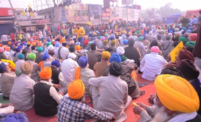 Punjab commission agents go on strike over tax raids | Punjab commission agents go on strike over tax raids
