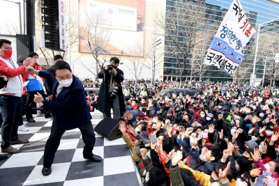 S.Korean oppn's prez candidate leads in poll | S.Korean oppn's prez candidate leads in poll