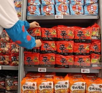Exports of S.Korean instant noodles hit new all-time high | Exports of S.Korean instant noodles hit new all-time high