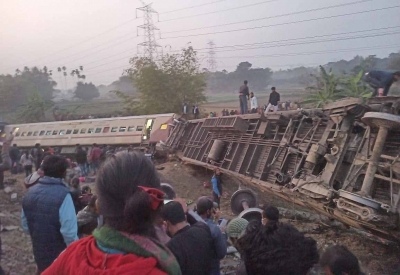 Three killed, many injured in Bengal train accident | Three killed, many injured in Bengal train accident