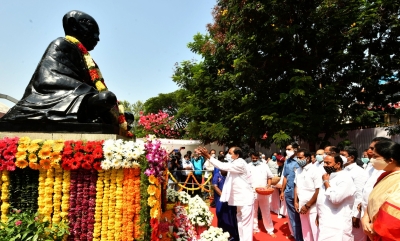 Telangana CM, Guv pay tributes to Mahatma Gandhi at Bapu Ghat | Telangana CM, Guv pay tributes to Mahatma Gandhi at Bapu Ghat