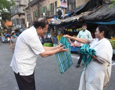 Mamata pays surprise visit to markets, pulls up police | Mamata pays surprise visit to markets, pulls up police