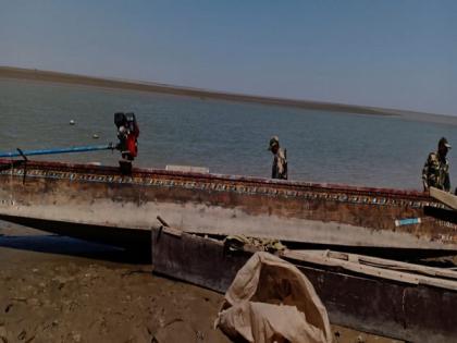 BSF seizes Pak fishing boat in Gujarat's Bhuj | BSF seizes Pak fishing boat in Gujarat's Bhuj