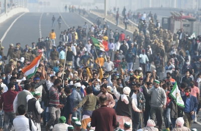 Ghazipur border closed from both sides as farmers block roads | Ghazipur border closed from both sides as farmers block roads Ghazipur border closed from both sides as farmers block roads | Ghazipur border closed from both sides as farmers block roads