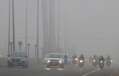 Delhi records dip in temperature, fog disrupts visibility | Delhi records dip in temperature, fog disrupts visibility
