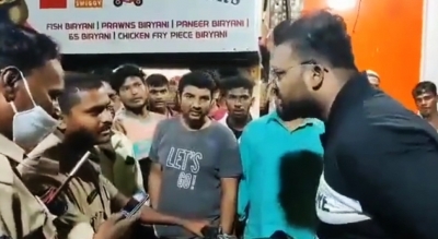 Hyderabad corporator booked for abusing, threatening cops | Hyderabad corporator booked for abusing, threatening cops Hyderabad corporator booked for abusing, threatening cops | Hyderabad corporator booked for abusing, threatening cops