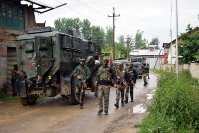 2 terrorists gunned down in Kashmir encounter | 2 terrorists gunned down in Kashmir encounter