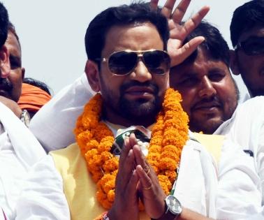 Nirahua's 'simplicity' won him hearts and votes in Azamgarh | Nirahua's 'simplicity' won him hearts and votes in Azamgarh Nirahua's 'simplicity' won him hearts and votes in Azamgarh | Nirahua's 'simplicity' won him hearts and votes in Azamgarh