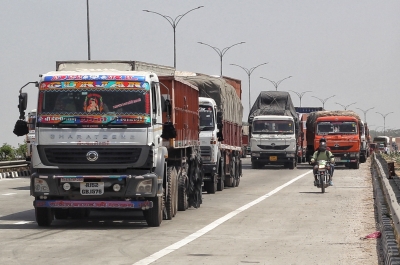 60K trucks carrying non-essentials inspected, 31 impounded: Delhi govt | 60K trucks carrying non-essentials inspected, 31 impounded: Delhi govt