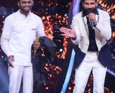 'Sa Re Ga Ma Pa': Shahid Kapoor takes autograph from contestant Sachin after impressive performance | 'Sa Re Ga Ma Pa': Shahid Kapoor takes autograph from contestant Sachin after impressive performance