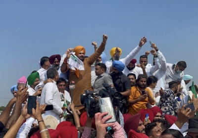 Sidhu, Punjab cabinet ministers detained on UP border | Sidhu, Punjab cabinet ministers detained on UP border