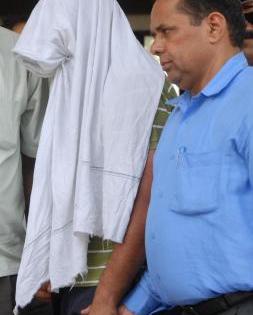 District fisheries officer caught red-handed in Bettiah for taking Rs 1 lakh bribe | District fisheries officer caught red-handed in Bettiah for taking Rs 1 lakh bribe District fisheries officer caught red-handed in Bettiah for taking Rs 1 lakh bribe | District fisheries officer caught red-handed in Bettiah for taking Rs 1 lakh bribe