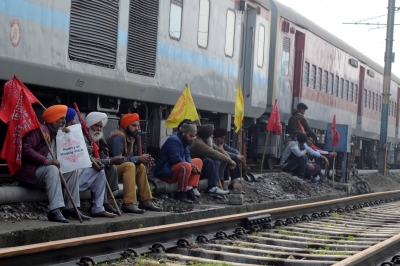 Protesters sit on rail tracks in Punjab, Haryana; commuters hit | Protesters sit on rail tracks in Punjab, Haryana; commuters hit
