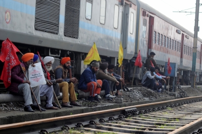 Protesters sit on rail tracks in Punjab, Haryana; commuters hit | Protesters sit on rail tracks in Punjab, Haryana; commuters hit Protesters sit on rail tracks in Punjab, Haryana; commuters hit | Protesters sit on rail tracks in Punjab, Haryana; commuters hit