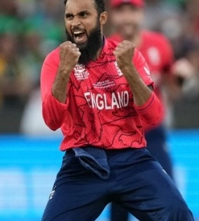 England team's gesture towards Moeen Ali and Adil Rashid earns them huge respect | England team's gesture towards Moeen Ali and Adil Rashid earns them huge respect