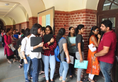 1.8 lakh students apply for 20,000 PG seats in DU | 1.8 lakh students apply for 20,000 PG seats in DU