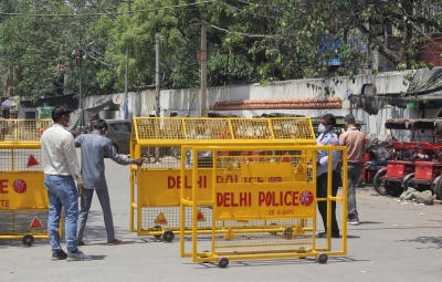 Traffic cops install barricades across Delhi to check drunken driving on Holi | Traffic cops install barricades across Delhi to check drunken driving on Holi