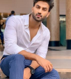 For sake of work: Arryaman Seth didn't eat for 2 days, spilled piping hot tea on face for 'Tanaav' | For sake of work: Arryaman Seth didn't eat for 2 days, spilled piping hot tea on face for 'Tanaav' For sake of work: Arryaman Seth didn't eat for 2 days, spilled piping hot tea on face for 'Tanaav' | For sake of work: Arryaman Seth didn't eat for 2 days, spilled piping hot tea on face for 'Tanaav'