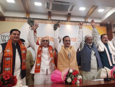 4 SP Vidhan Parishad members join BJP | 4 SP Vidhan Parishad members join BJP