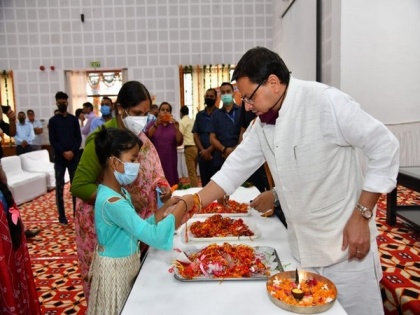 Uttarakhand CM celebrates Raksha Bandhan with children, women from Nari Niketan | Uttarakhand CM celebrates Raksha Bandhan with children, women from Nari Niketan