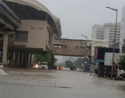 Heavy rain leads to waterlogging, traffic jams in Gurugram | Heavy rain leads to waterlogging, traffic jams in Gurugram