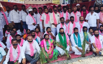 TRS continues protests against Centre over paddy procurement | TRS continues protests against Centre over paddy procurement