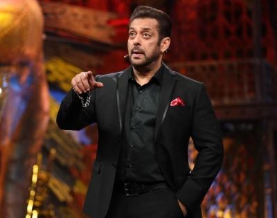 'Bigg Boss 16': Salman gives trademark bracelet to Bharti, Haarsh's son 'Gola' | 'Bigg Boss 16': Salman gives trademark bracelet to Bharti, Haarsh's son 'Gola'