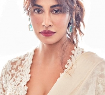 Chitrangda Singh looks stunning in an off-white sari | Chitrangda Singh looks stunning in an off-white sari